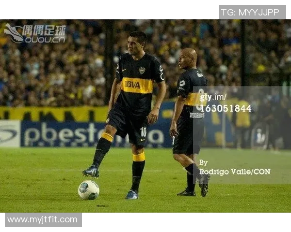 揭秘足坛巨星装备癖好与独特习惯从球鞋选择到护具细节全盘剖析