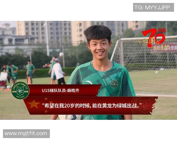 每个人心中最爱的足球巨星背后的奋斗故事与辉煌成就解析