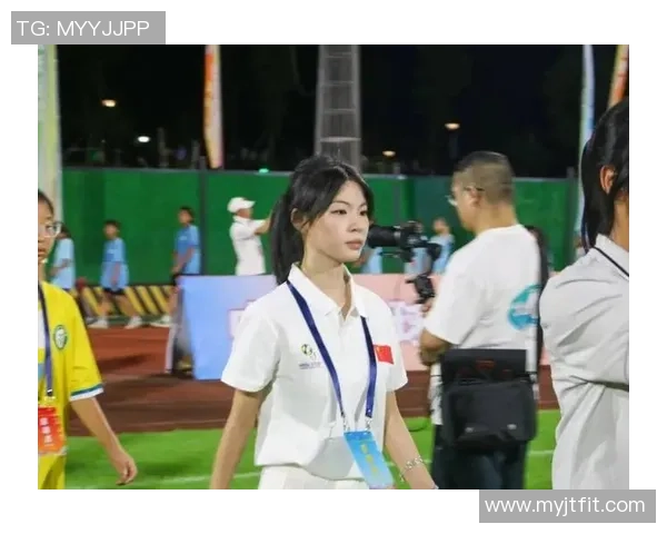 绝美女足球星闪耀绿茵场实力与颜值并存令人惊艳