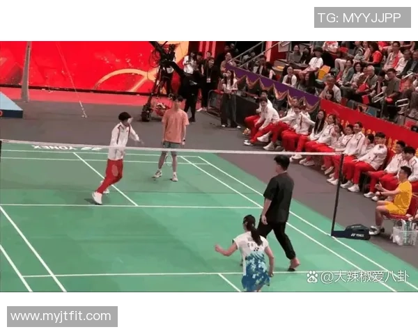 羽毛球明星跨界踢足球为梦想挑战自我引发热议