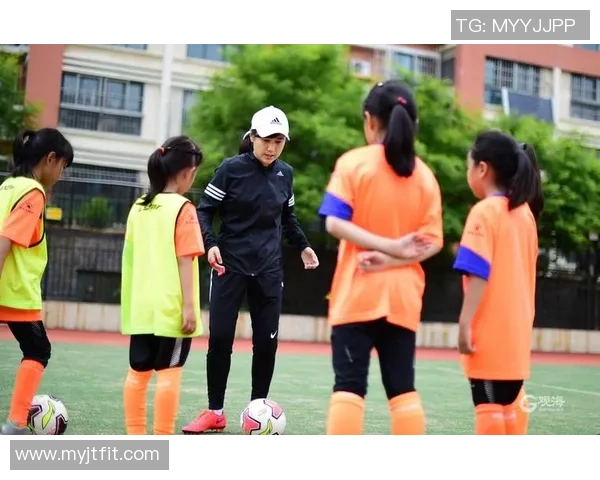 足球巨星变身教练 从绿茵场到课堂上 教你掌握职业足球的秘诀