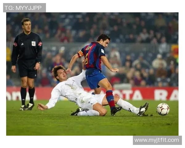 足球巨星赛后欢聚举杯共饮展现兄弟情谊场面温馨感人