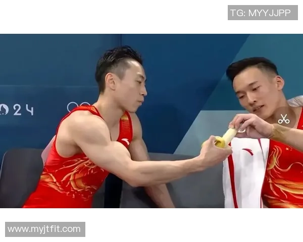 足球球星赛场边淡定吃香蕉展现幽默风采引发球迷热烈讨论